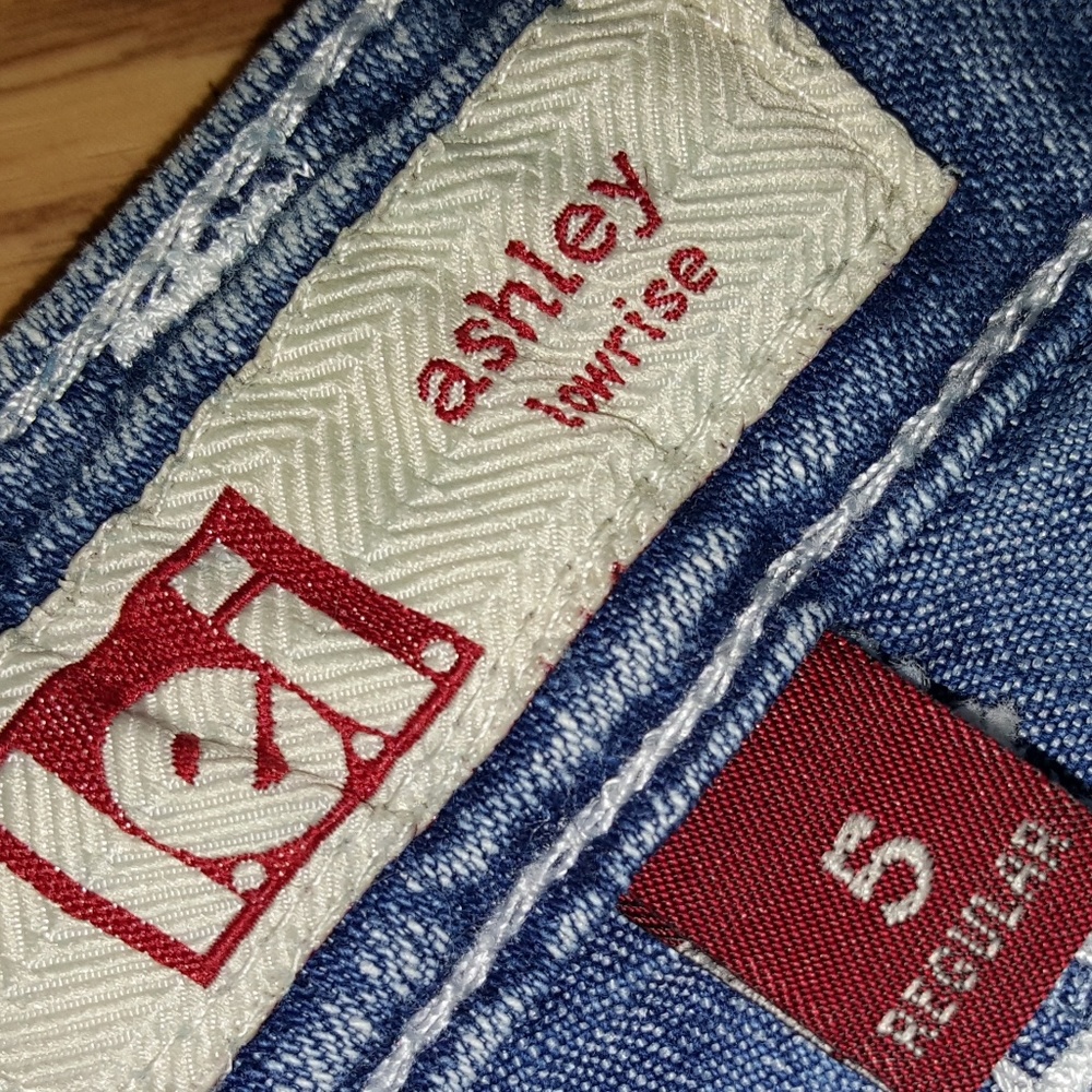 SOLD😍laace/bleach destroyed denim shorts size 5 - Picture 8 of 8